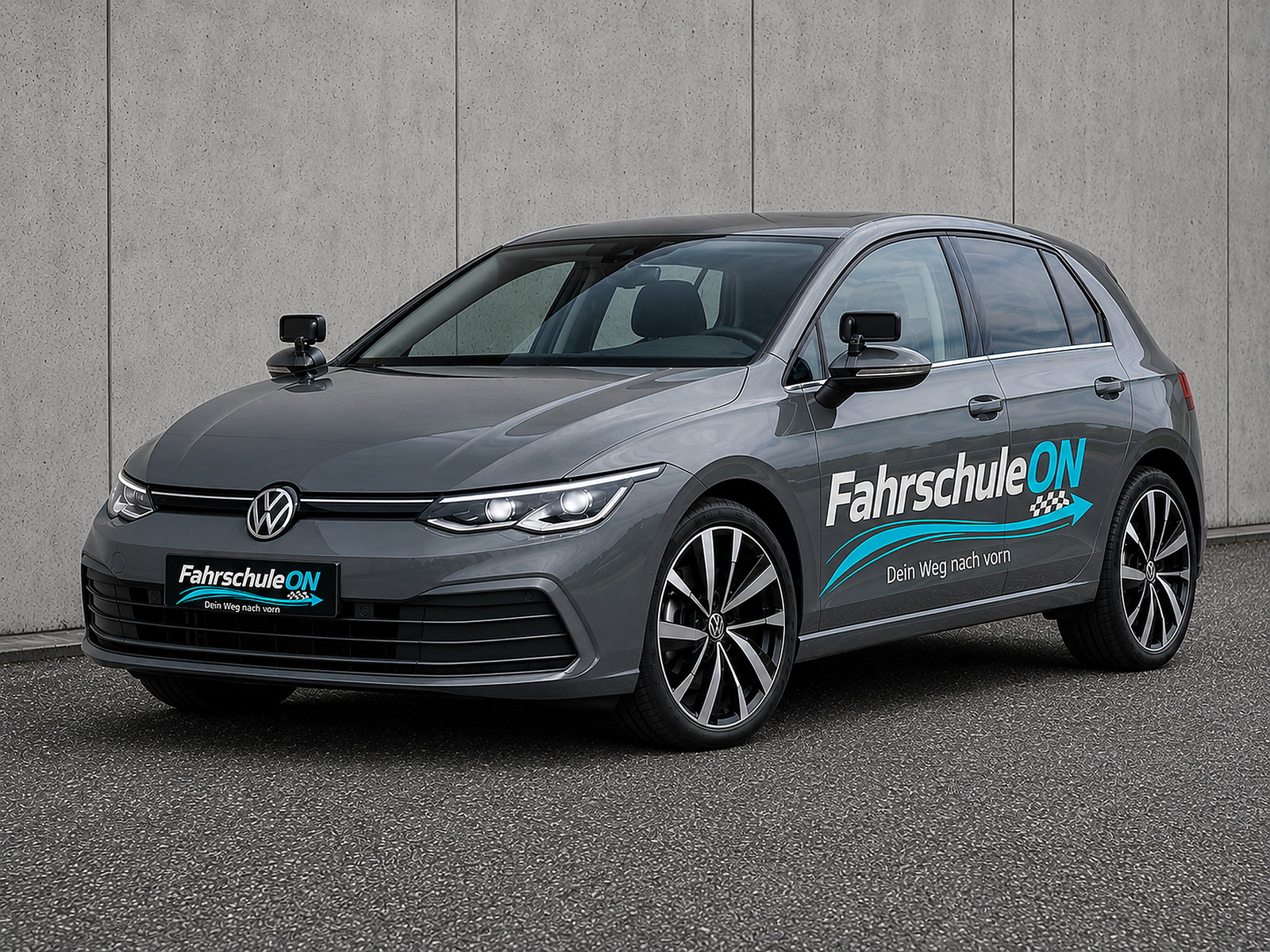 Grauer Volkswagen Golf 8 mit Schaltgetriebe von Fahrschule ON